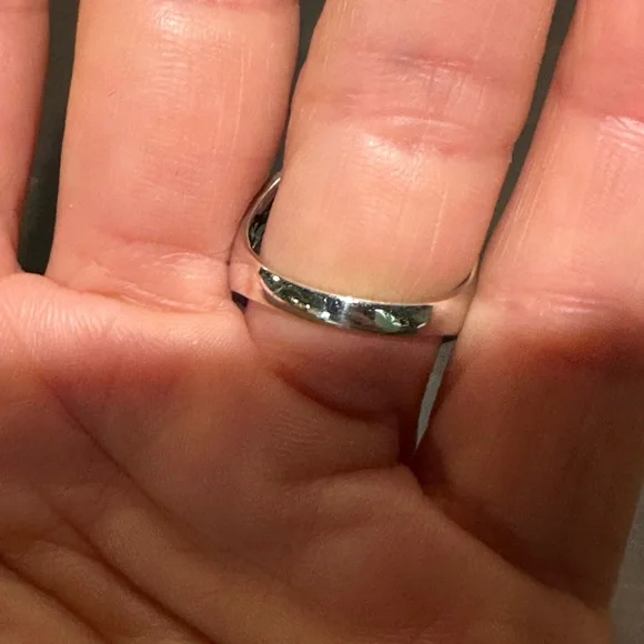 Sterling silver Marcasite onyx ring approximate size 6 1/2 to 6 3/4. - Picture 4 of 6